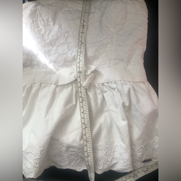 White Hollister Eyelet Peplum Hollister TopāØš¤ - Picture 4 of 5
